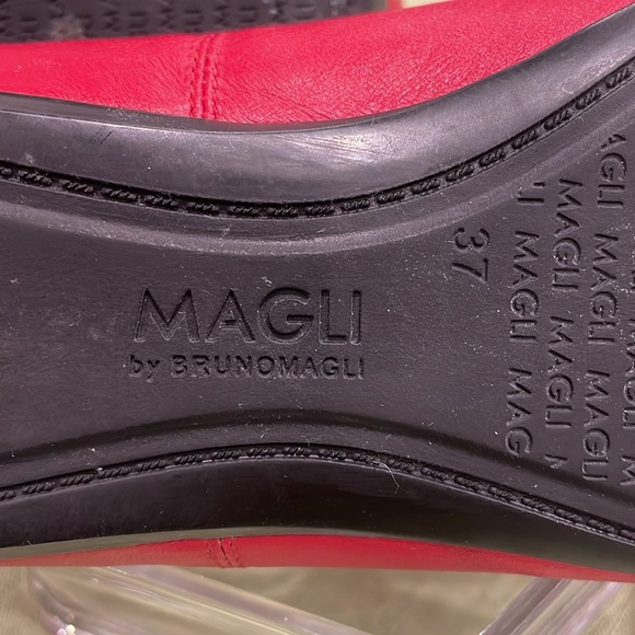 Bruno Magli red flats. Rubber soles and weaved patent bow accent. Nice Sz 37. - Picture 9 of 14